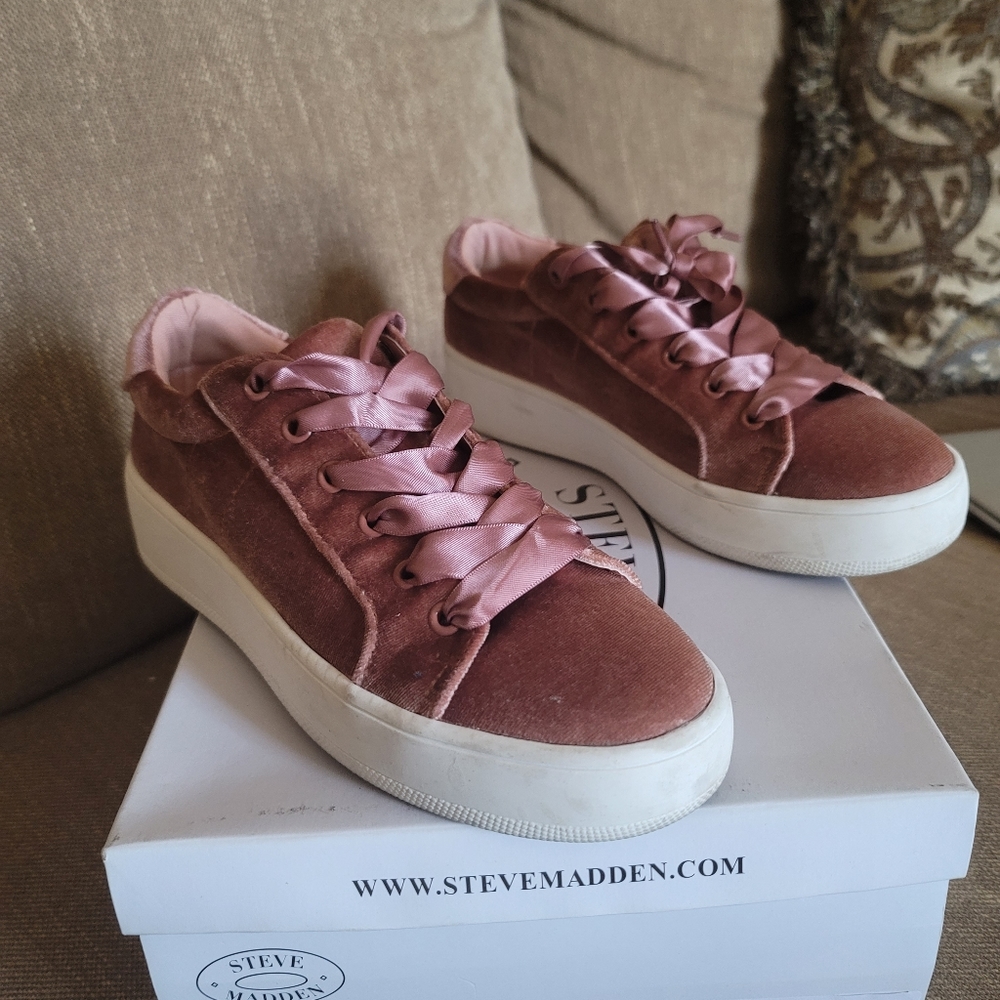 Steve Madden Bertie-v Blush Velvet